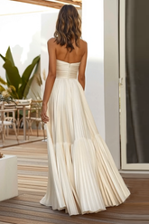 Champagne A Line trägerloses, plissiertes langes Hochzeitsgastkleid
